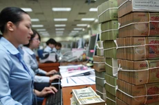 Cho vay ngắn hạn của toàn hệ thống ngân hàng hiện khoảng 2,4 triệu tỷ đồng, nếu giảm lãi suất 0,5%/năm, thì doanh thu của các ngân hàng vơi bớt 12.000 tỷ đồng