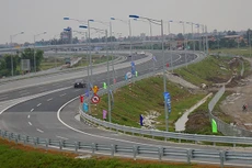 Chủ đầu tư BOT đường bộ đang tận thu trên những tuyến đường đông? (Ảnh chụp trạm thu phí cao tốc Hà Nội - Hải Phòng).