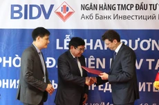 Phó Thống đốc NHTW Nga trao Giấy phép cho Tổng Giám đốc BIDV.
