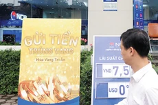 Khi áo mưa, cốc, bát... lên quầy giao dịch ngân hàng