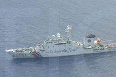 Một tàu tuần duyên Trung Quốc trong ảnh do Philippines chụp được gần bãi cạn Scarborough. Ảnh: ABS-CBN