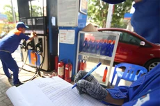 Đây là lần giảm thứ 3 liên tiếp của giá bán lẻ xăng. Ảnh: Ngọc Thành