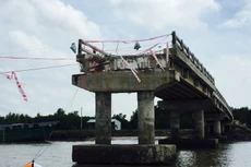 Nguyên nhân dẫn đến sập cầu Ô Rô vẫn chưa tìm ra. Ảnh: Gia An