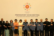 Các quan chức tham dự Hội nghị chụp ảnh chung. (Ảnh: Phạm Kiên/TTXVN)