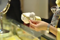 Giá vàng trong nước lại quay về vị trí rẻ hơn thế giới.