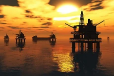 Giá dầu sẽ không thể tiếp tục tăng nếu dự trữ ngày một cao - Ảnh: Reuters.