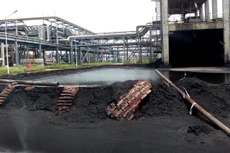 Sạt lở đọng nước trong khuôn viên nhà máy 11.000 tỉ - Ảnh: Đức Minh