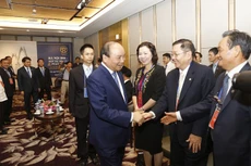 Thủ tướng Nguyễn Xuân Phúc bắt tay các đại biểu trước giờ khai mạc Hội nghị