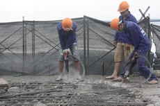 Cơ quan chức năng đang đẩy nhanh tiến độ phá dỡ phần sai phạm nhà 8B Lê Trực. Ảnh:Võ Hải.