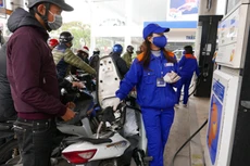 Việc xử lý số tiền chênh lệch hàng nghìn tỷ đồng doanh nghiệp được hưởng từ tiền người tiêu dùng nộp "oan" vẫn là câu hỏi lớn. Ảnh: Q.Đ