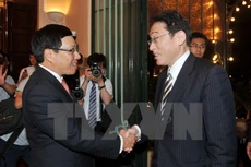 Phó Thủ tướng, Bộ trưởng Bộ Ngoại giao Phạm Bình Minh và Bộ trưởng Ngoại giao Nhật Bản, ông Fumio Kishida. (Ảnh: Nguyễn Khang/TTXVN)