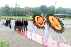 Đoàn đại biểu Ban Chấp hành Trung ương Đảng, Chủ tịch nước, Quốc hội, Chính phủ và Mặt trận Tổ quốc Việt Nam đến đặt vòng hoa và vào Lăng viếng Chủ tịch Hồ Chí Minh. (Ảnh: Phạm Kiên/TTXVN)