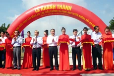 Lãnh đạo Bộ Giao thông-Vận tải và lãnh đạo UBND tỉnh Đồng Nai cắt băng khánh thành cầu Ghềnh