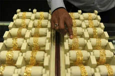 Giá vàng lại tiến sát mốc 1.300 USD. Ảnh: EconomicTimes.