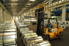 Phải nâng chất lượng thì hàng nội mới cạnh tranh được với hàng ngoại trong các gói thầu sử dụng vốn nhà nước. Ảnh: Lê Tiên