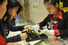 Giá vàng hiện nay tăng giảm nhiều chiều.