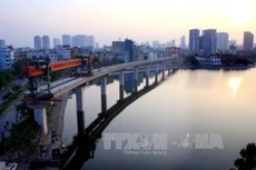 Đường sắt Cát Linh - Hà Đông hoàn thành lao lắp qua hồ Hoàng Cầu. Ảnh Huy Hùng - TTXVN