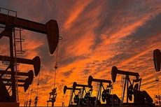 Sau khi lập đỉnh cao vào giữa năm 2014, giá dầu đã giảm sâu và đi cùng với nó là việc đầu tư trong ngành năng lượng liên tục sụt giảm - Ảnh: Reuters.