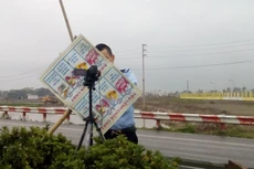 Khi thì một chiếc xe ô tô, lúc thì một tấm tôn lớn được MPC dựng chắn trước camera ghi hình đếm xe của Cienco1