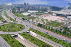 Cận cảnh đại lộ có chi phí cắt cỏ khiến 'nhiều người giật mình'