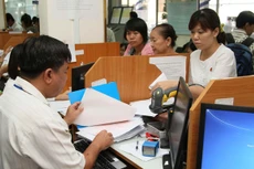 Làm thủ tục thuế tại Cục Thuế TP.HCM - Ảnh: Khả Hòa