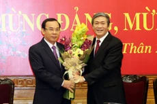 Thường trực Ban Bí thư Đinh Thế Huynh tặng hoa chúc mừng tân Chánh văn phòng Trung ương Đảng Nguyễn Văn Nên.