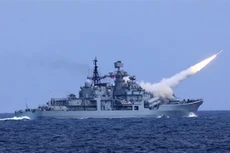 Tàu hải quân Trung Quốc phóng tên lửa phòng không trong cuộc tập trận trên biển Hoa Đông ngày 1/8. Ảnh: Xinhua.