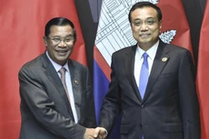 Thủ tướng Trung Quốc Lý Khắc Cường, phải, gặp gỡ người đồng cấp Campuchia Hun Sen. Ảnh: Xinhua