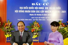 Thủ tướng Nguyễn Xuân Phúc đi bỏ phiếu bầu Quốc hội