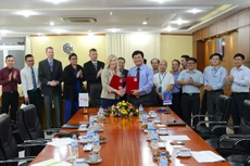 Ông Trần Ngọc Nguyên, Tổng giám đốc BSR và bà Rebecca Lieber, Tổng giám đốc Tập đoàn Honeywell UOP ký Biên bản ghi nhớ giữa hai đơn vị