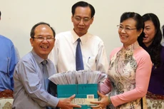 Chủ tịch Ủy ban bầu cử TP HCM trao hồ sơ cho Ủy ban MTTQ Việt Nam TP HCM. Ảnh: Trung Sơn