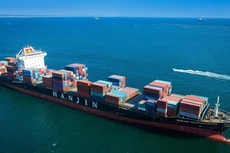 Cổ phiếu hãng tàu lớn nhất thế giới phá sản bất ngờ tăng vọt