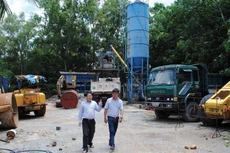 Xe máy, thiết bị của nhà thầu Đại Việt phơi nắng mưa chờ mặt bằng thi công. Nguồn: Báo Đầu tư