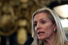 Bà Lael Brainard không cho rằng nên nâng lãi suất lúc này. Ảnh: Reuters