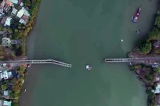 Cầu Ghềnh sau khi sập nhìn từ trên cao - Ảnh: cát từ flycam