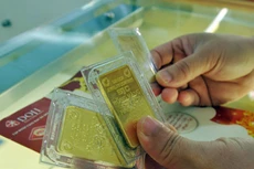 Giá vàng trong nước đắt hơn thế giới tầm 50.000-110.000 đồng sáng nay.