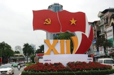 Người dân theo dõi diễn biến của Đại hội XII với hy vọng về một tương lai tươi sáng hơn của dân tộc trên con đường chấn hưng kinh tế và hội nhập có hiệu quả