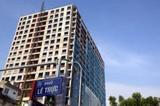 Kiên quyết cường chế phá dỡ phần sai phép tại công trình 8B Lê Trực. Ảnh: Quang Phong