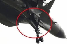 Hình ảnh chiếc tiêm kích J-15 của Trung Quốc với phần càng trước đã được thiết kế lại. Ảnh:IHS Jane's.