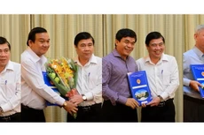 (Lần lượt từ trái qua): Ông Nguyễn Thành Phong trao quyết định cho ông Trần Trung Dũng, ông Lê Minh Tấn, ông Nguyễn Qúy Hòa, ông Nguyễn Pôn - Ảnh: Quang Định