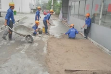Mặt đường gom trong khuôn viên BV Nội tiết TW bị lún nứt đã được khắc phục tạm thời. Ảnh: QĐ