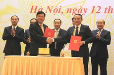 Ký kết chuyển giao công việc của ông Đinh La Thăng với Bộ trưởng Trương Quang Nghĩa. Ảnh: Đ.Loan