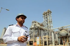 Nhân viên làm việc tại cơ sở hóa dầu Mahshahr ở tỉnh Khuzestan, Tây Nam Iran ngày 28/9/2011. (Nguồn: EPA/TTXVN)