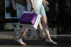 Người dân mua sắm tại khu phố thương mại Oxford ở trung tâm thủ đô London. (Nguồn: AFP/TTXVN)