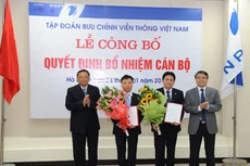 Ông Đặng Anh Sơn (đứng thứ hai từ phải sang) nhận quyết định bổ nhiệm vào vị trí phụ trách chức vụ Giám đốc VNPT Hà Nội. (Ảnh VNPT Hà Nội cung cấp)