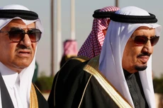Thái tử Ả Rập Xê Út Mohammed bin Nayef cùng người chú là Vua Salman ra đón tiếp Tổng thống Mỹ Barack Obama ở Sân bay Vua Khalid, thủ đô Riyadh tháng 1.2015 - Ảnh: Reuters