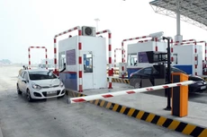 Thu phí tại tuyến đường cao tốc Hà Nội-Hải Phòng. (Ảnh: Huy Hùng/TTXVN)