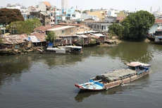 Khu ổ chuột bên bờ kênh Đôi sẽ biến thành “đất vàng” khi dự án di dân hoàn tất. Ảnh: Đinh Tuấn