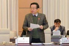 Chủ nhiệm Uỷ ban Tài chính - Ngân sách Phùng Quốc Hiển trình bày báo cáo thẩm tra.