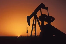 Giá dầu tăng nhờ tuyên bố của Nga - Saudi Arabia